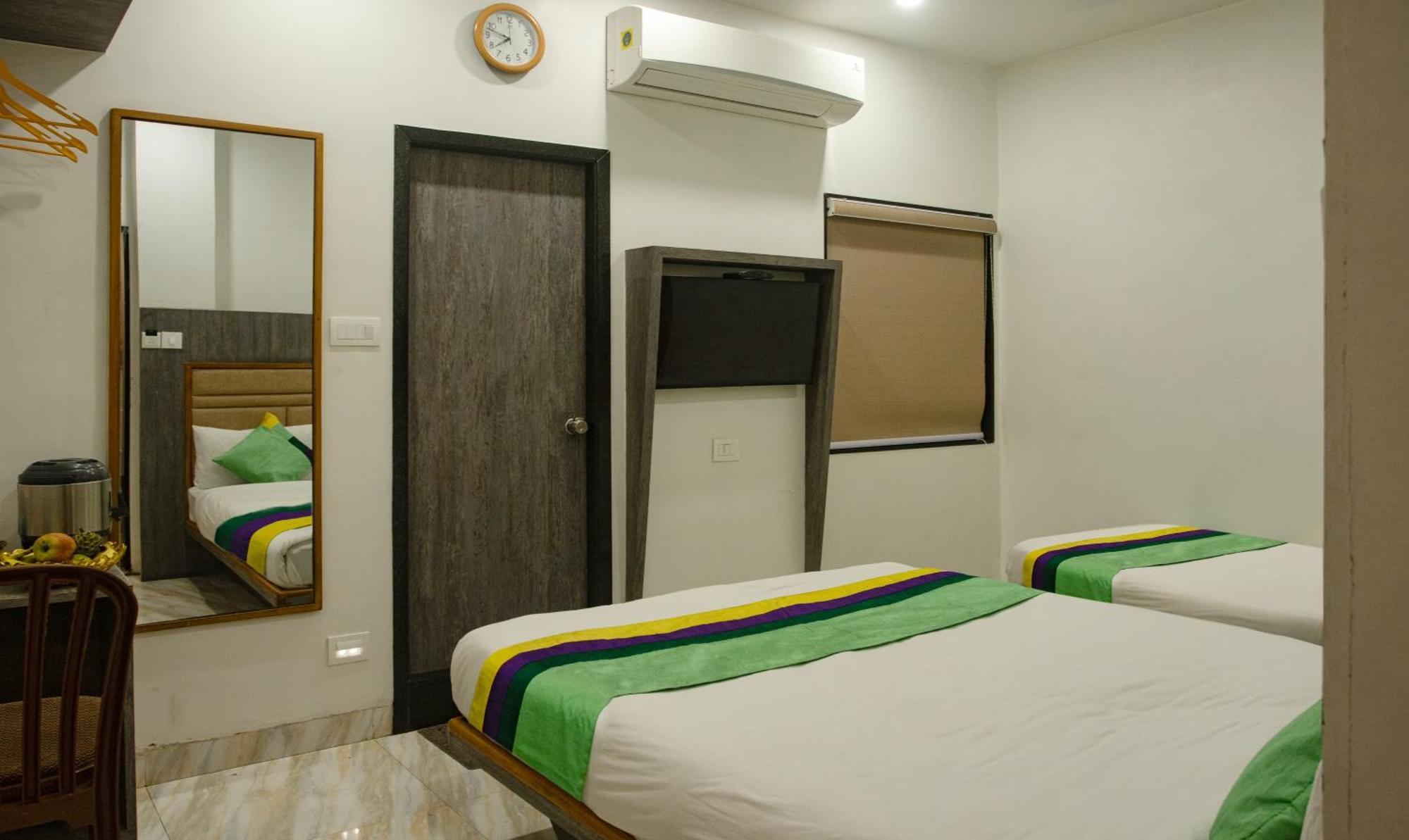 Hotel Treebo Urban, 1 Km From Railway Station Surat Exterior foto