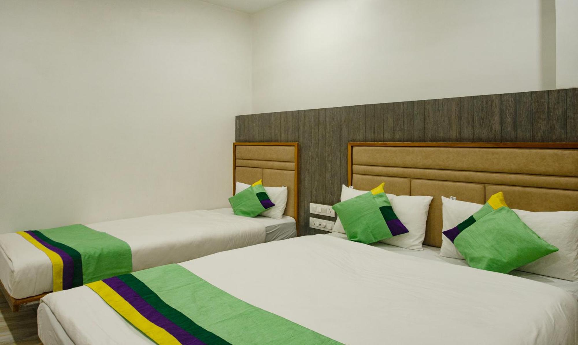Hotel Treebo Urban, 1 Km From Railway Station Surat Exterior foto
