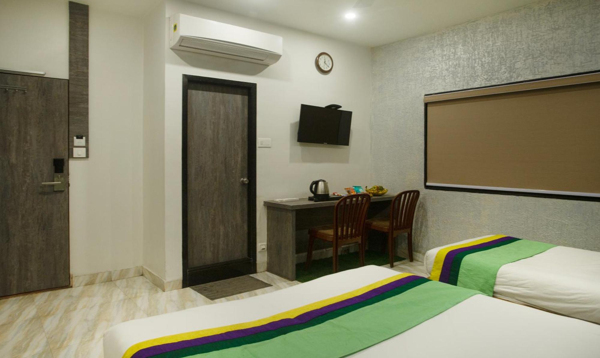 Hotel Treebo Urban, 1 Km From Railway Station Surat Exterior foto